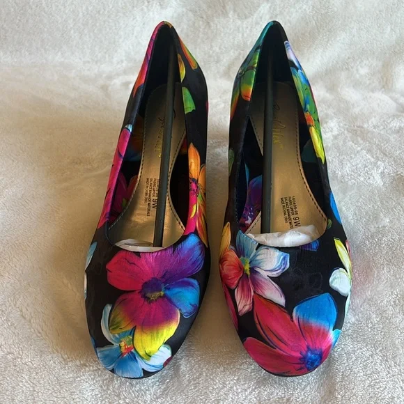 NWOT, 9 wide, Angel Flex Black Floral Closed , Round Toe Pumps Shoes. - Picture 2 of 14